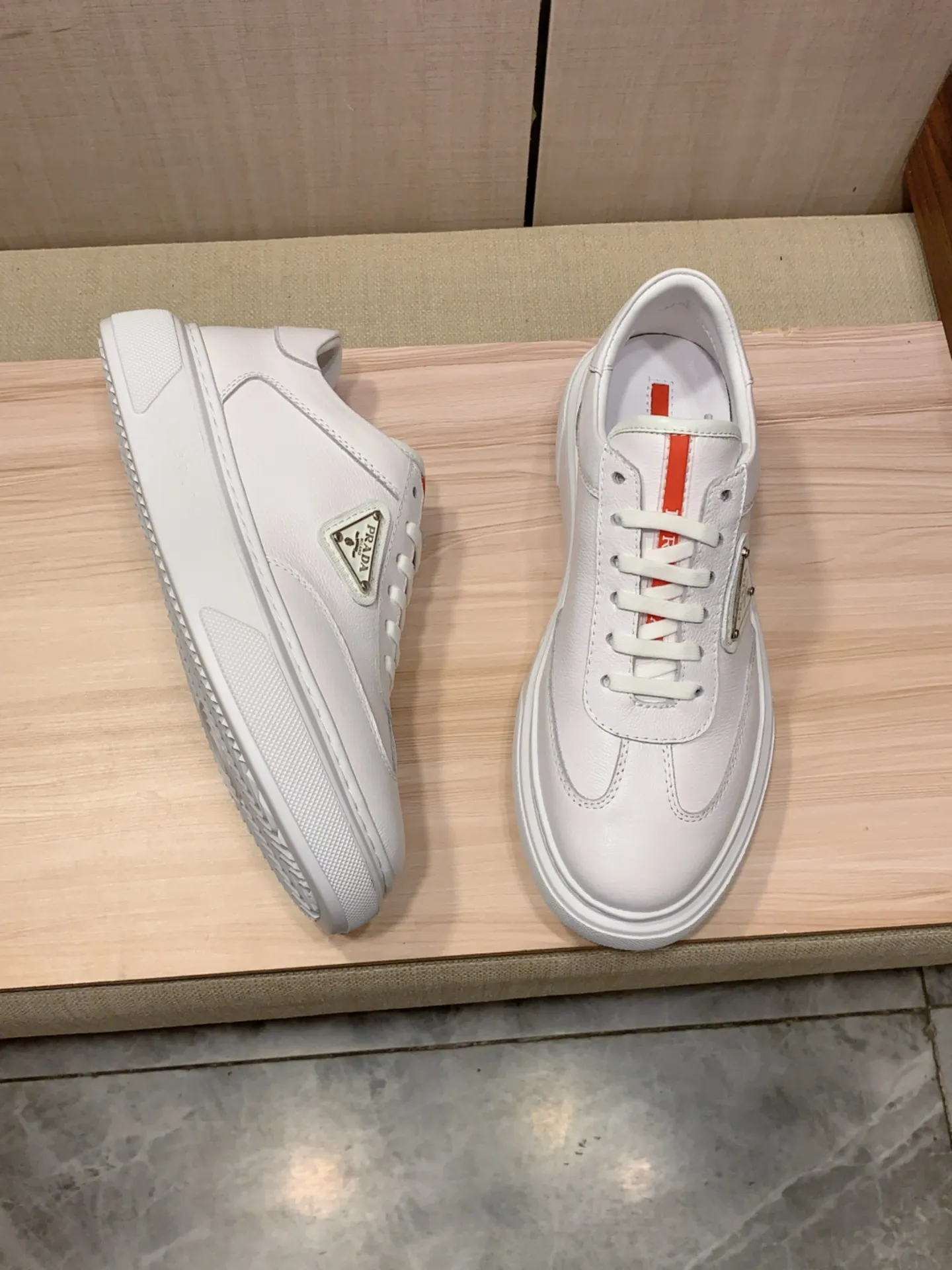 New model: Factory price: 460💰💰🎩🎩[Lightning][Lightning] "Prada Men's Shoes 💰pRADA*" The latest and most popular casual shoes, top brands [seduce] luxury~purchase, top~quality. [Strong] The upper is made of imported breathable and polished cowhide material ➕ Breathable sheepskin feet (•) with fine workmanship. The original stylish and stylish soft rubber wear-resistant and non-slip outsole is light and comfortable on the feet. The real thing looks better when photographed in person. 0186: code: 38-44, 4️⃣ colors selected